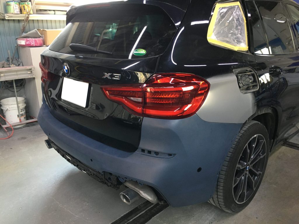 BMW、X3、クォーターパネル、テールランプ、リアバンパー、アーチモール、キズ、凹み、修理、交換、塗装、