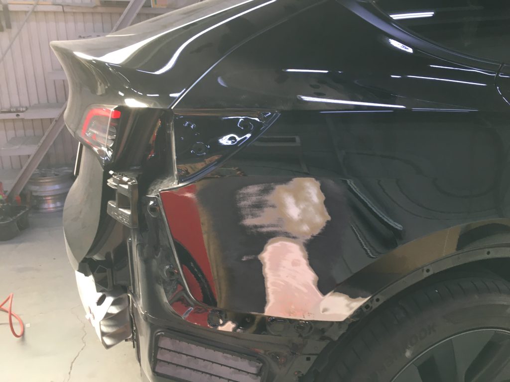 テスラ、モデルY、クォーターパネル、リアバンパー、アーチモール、キズ、凹み、修理、交換、塗装、