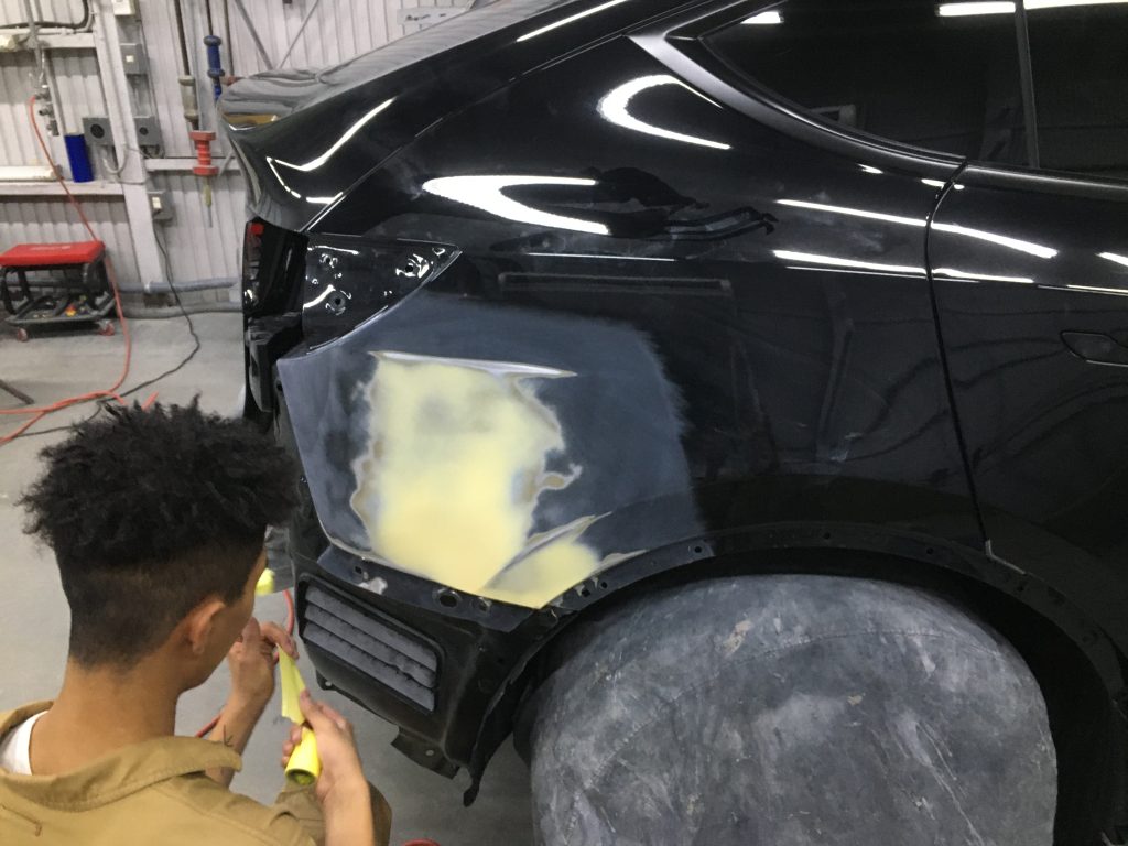 テスラ、モデルY、クォーターパネル、リアバンパー、アーチモール、キズ、凹み、修理、交換、塗装、