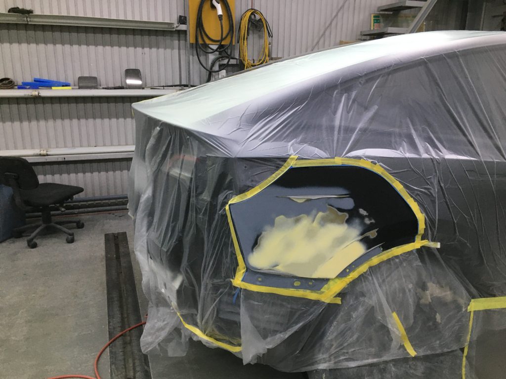 テスラ、モデルY、クォーターパネル、リアバンパー、アーチモール、キズ、凹み、修理、交換、塗装、