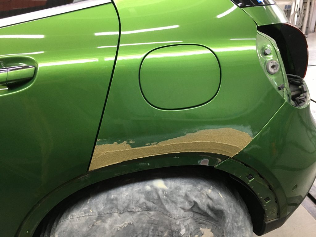 メルセデスベンツ、GLA、W156、フロントドア、クォーターパネル、リアバンパー、キズ、凹み、修理、デントリペア、