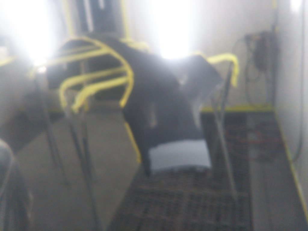 テスラ、モデルY、クォーターパネル、リアバンパー、アーチモール、キズ、凹み、修理、交換、塗装、