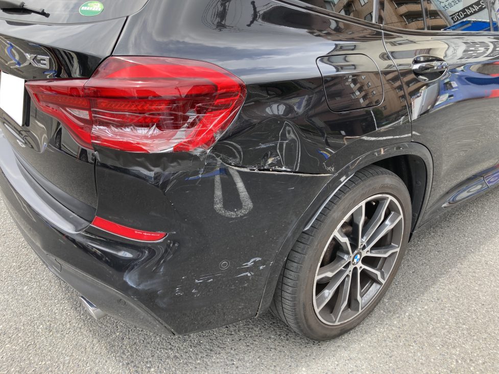 BMW、X3、クォーターパネル、テールランプ、リアバンパー、アーチモール、キズ、凹み、修理、交換、塗装、