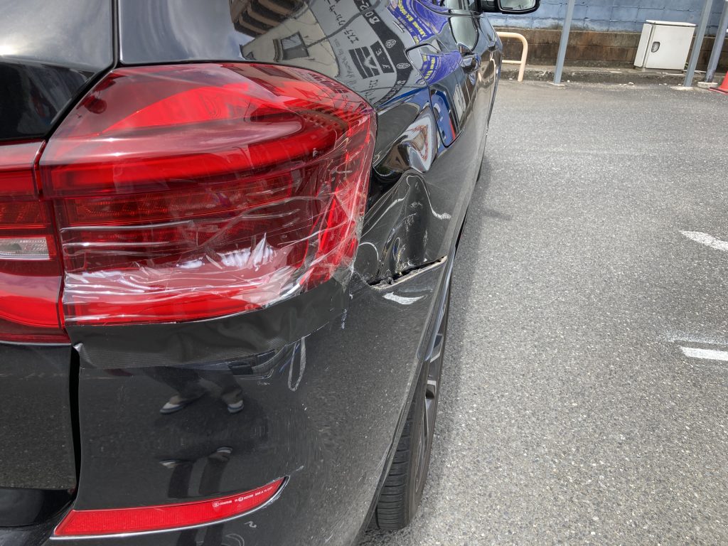 BMW、X3、クォーターパネル、テールランプ、リアバンパー、アーチモール、キズ、凹み、修理、交換、塗装、