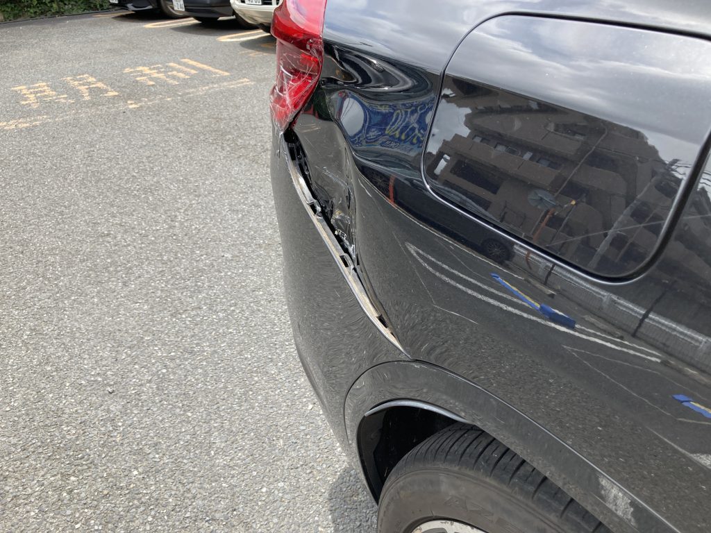 BMW、X3、クォーターパネル、テールランプ、リアバンパー、アーチモール、キズ、凹み、修理、交換、塗装、