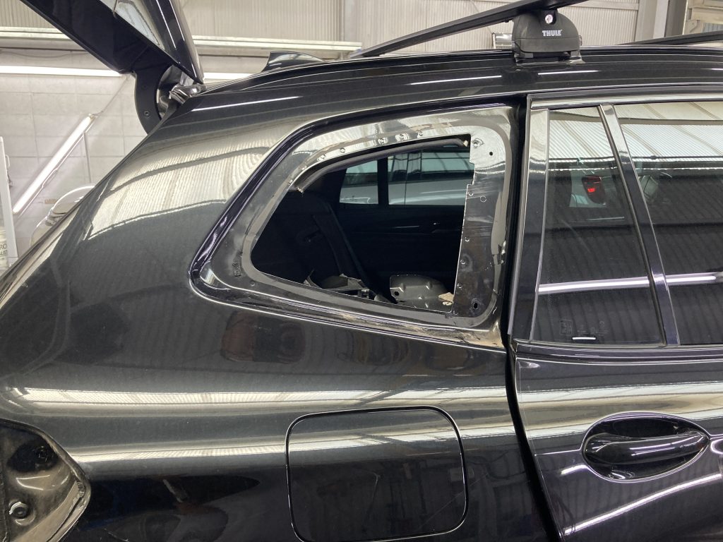 BMW、X3、クォーターパネル、テールランプ、リアバンパー、アーチモール、キズ、凹み、修理、交換、塗装、