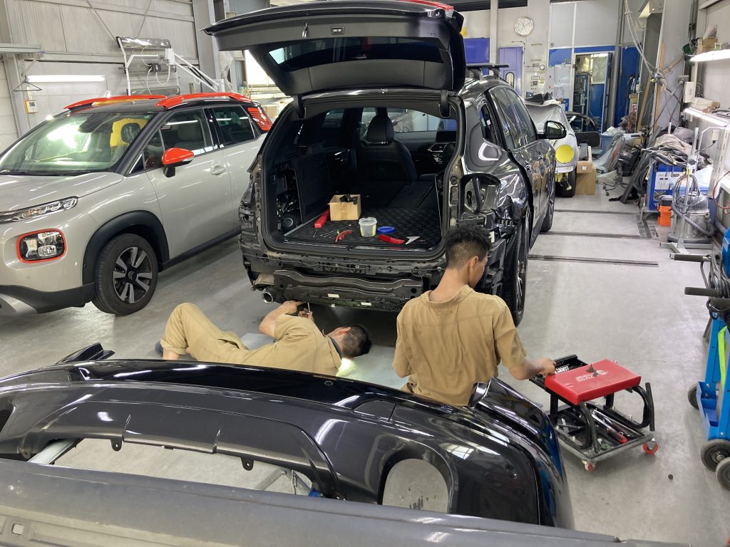 BMW、X3、クォーターパネル、テールランプ、リアバンパー、アーチモール、キズ、凹み、修理、交換、塗装、