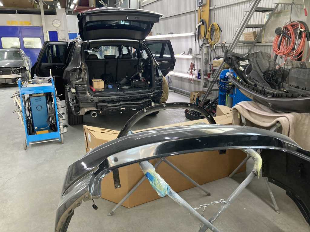 BMW、X3、クォーターパネル、テールランプ、リアバンパー、アーチモール、キズ、凹み、修理、交換、塗装、