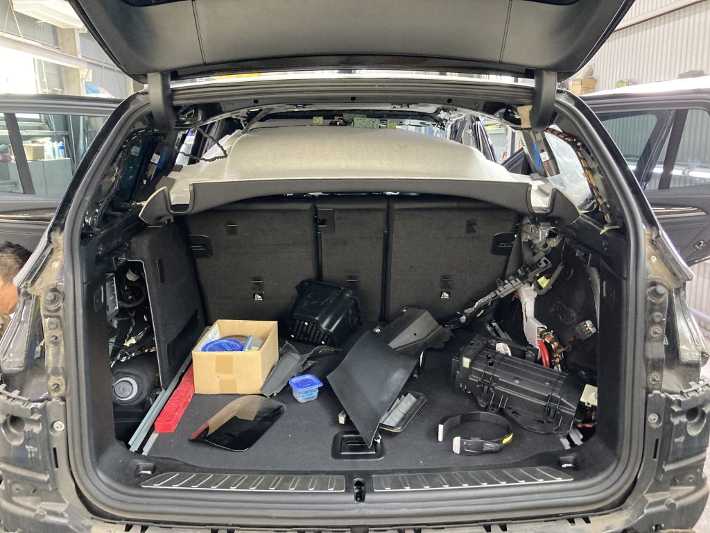 BMW、X3、クォーターパネル、テールランプ、リアバンパー、アーチモール、キズ、凹み、修理、交換、塗装、