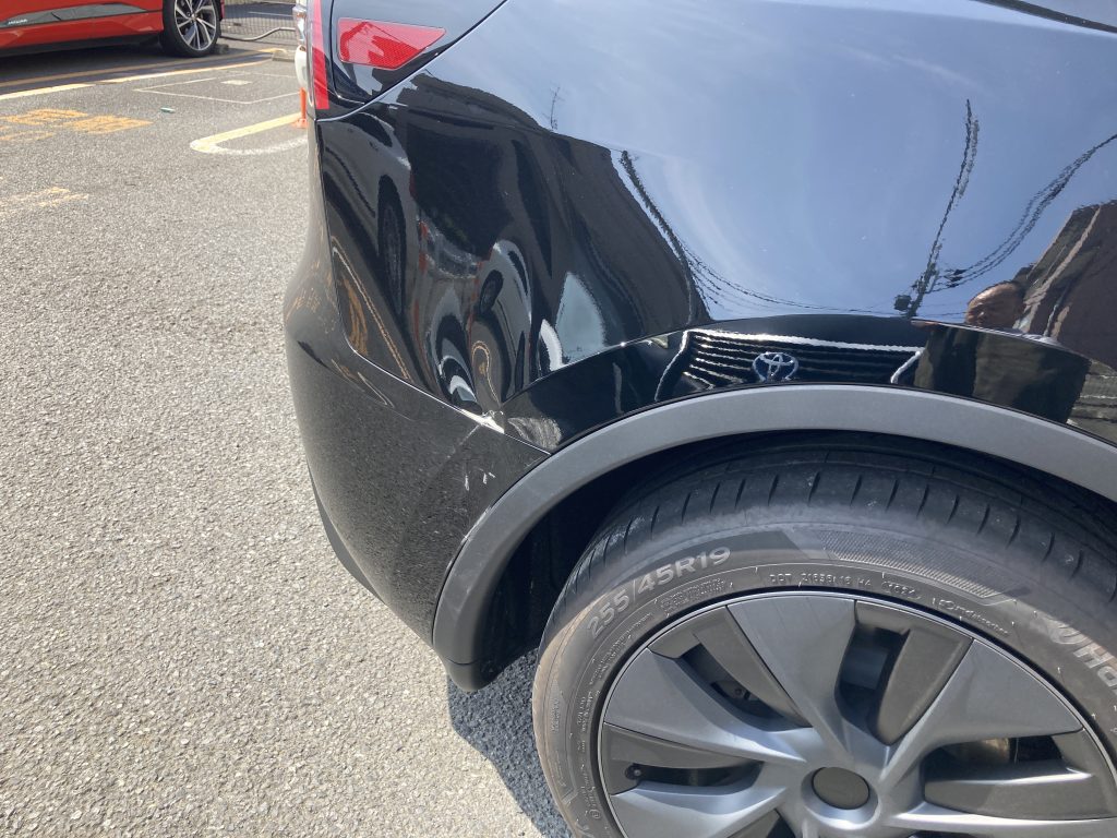 テスラ、モデルY、クォーターパネル、リアバンパー、アーチモール、キズ、凹み、修理、交換、塗装、