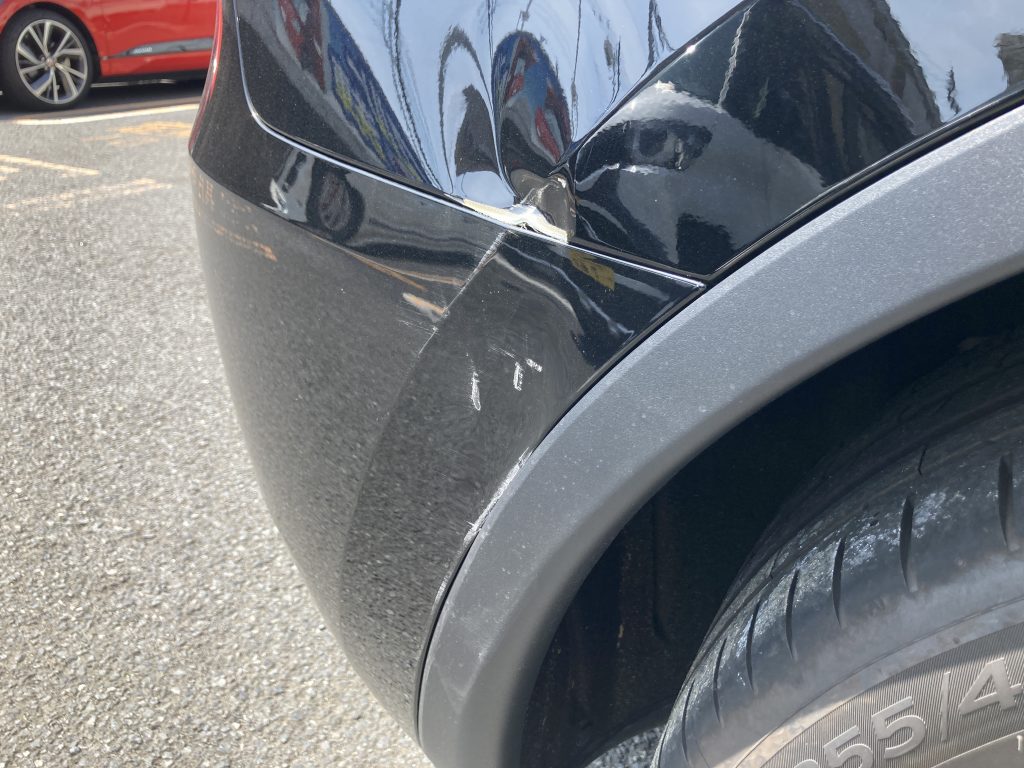 テスラ、モデルY、クォーターパネル、リアバンパー、アーチモール、キズ、凹み、修理、交換、塗装、