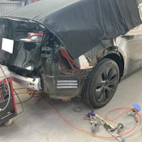 テスラ、モデルY、クォーターパネル、リアバンパー、アーチモール、キズ、凹み、修理、交換、塗装、