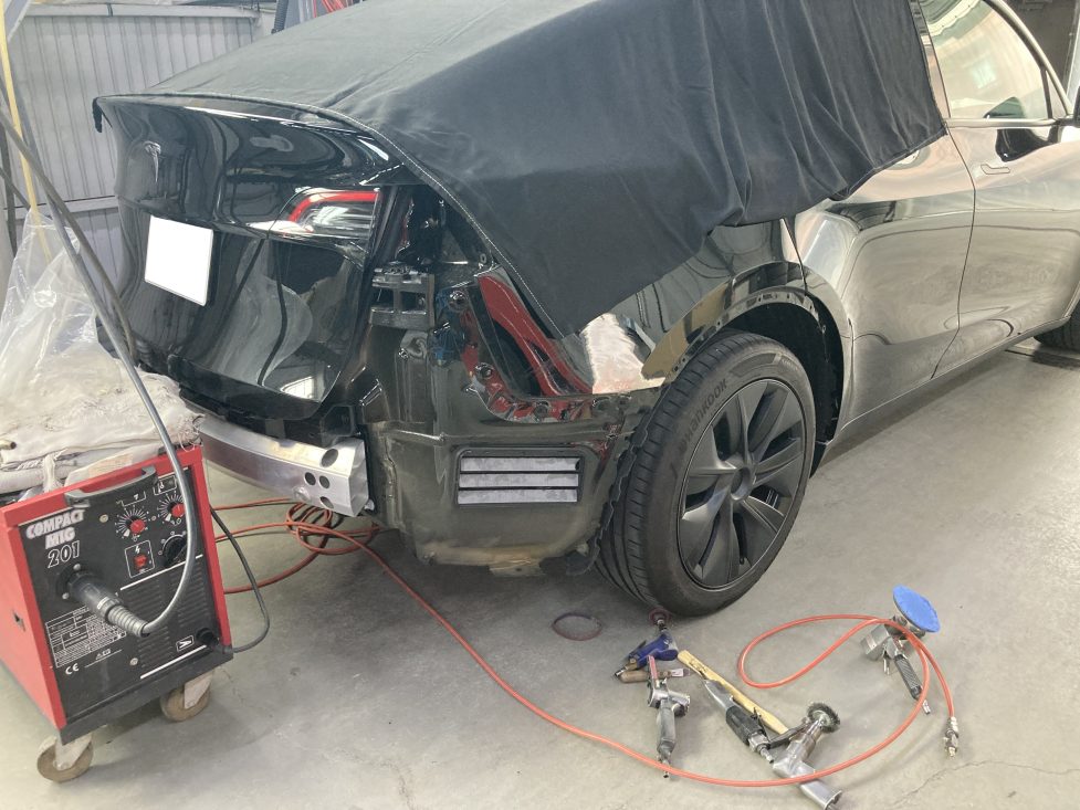 テスラ、モデルY、クォーターパネル、リアバンパー、アーチモール、キズ、凹み、修理、交換、塗装、