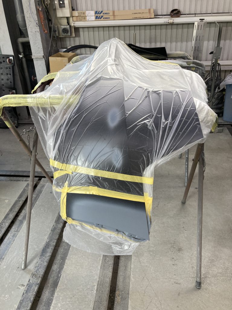 テスラ、モデルY、クォーターパネル、リアバンパー、アーチモール、キズ、凹み、修理、交換、塗装、