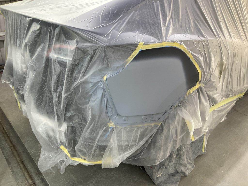 テスラ、モデルY、クォーターパネル、リアバンパー、アーチモール、キズ、凹み、修理、交換、塗装、