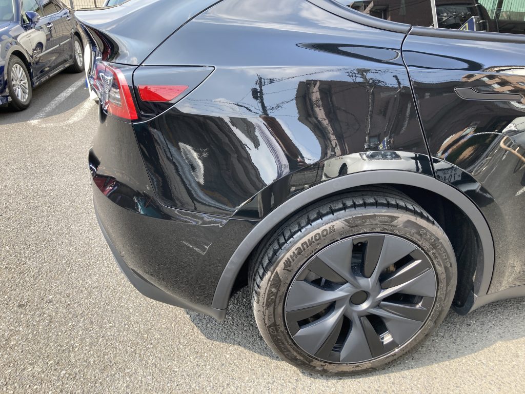 テスラ、モデルY、クォーターパネル、リアバンパー、アーチモール、キズ、凹み、修理、交換、塗装、