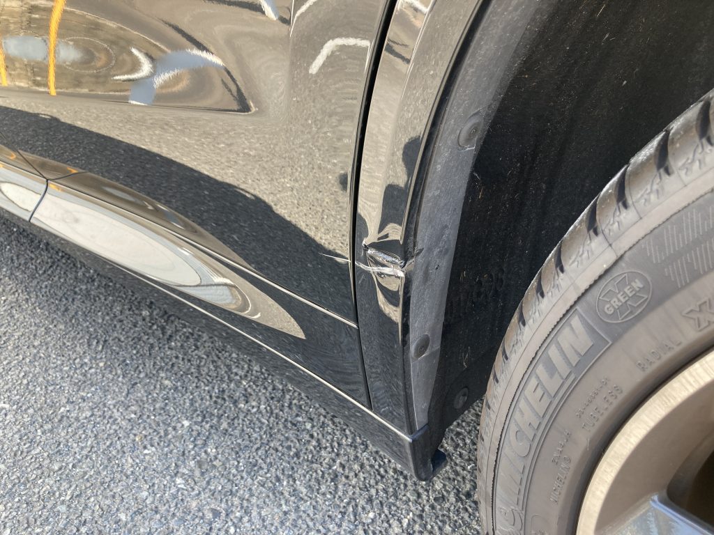 BMW、X3、G01、リアドア、クォーターパネル、アーチモール、キズ、凹み、修理、交換、塗装、