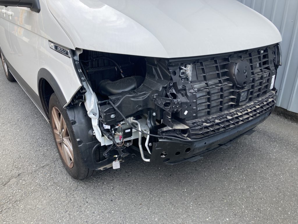 フォルクスワーゲン、T6、フロントバンパー、フロントフェンダー、フロントサポート、ヘッドライト、キズ、凹み、交換、塗装、