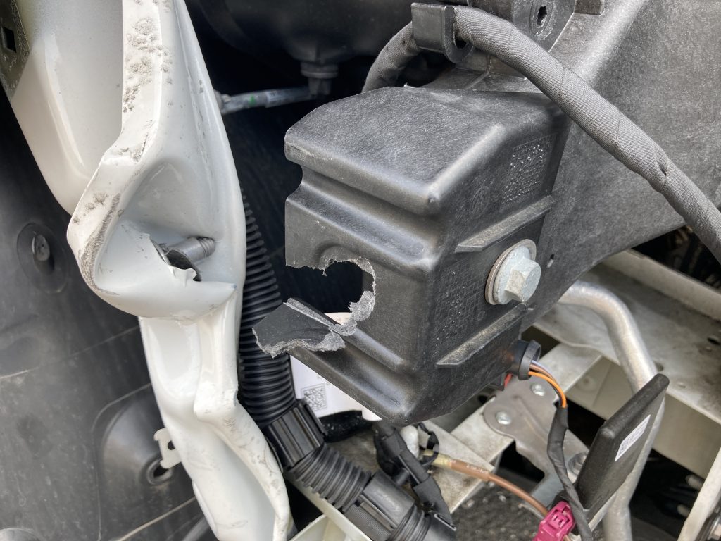 フォルクスワーゲン、T6、フロントバンパー、フロントフェンダー、フロントサポート、ヘッドライト、キズ、凹み、交換、塗装、