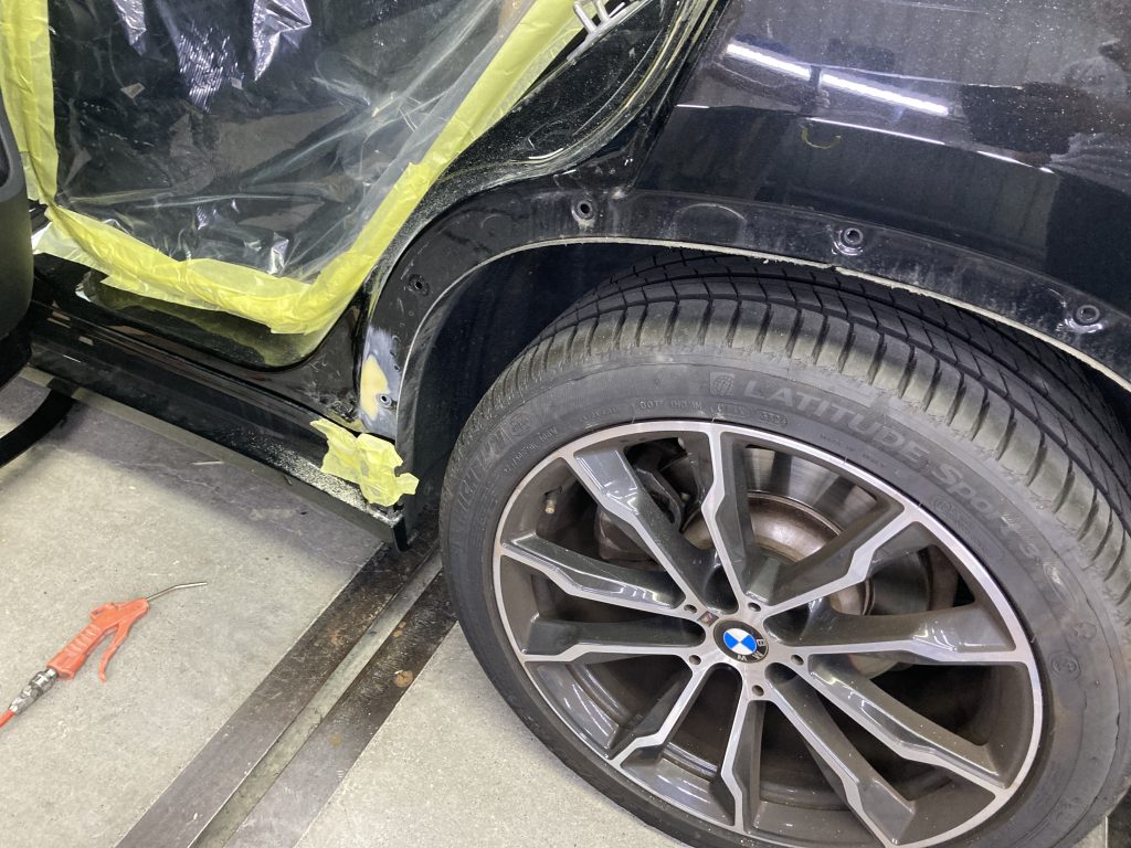 BMW、X3、G01、リアドア、クォーターパネル、アーチモール、キズ、凹み、修理、交換、塗装、