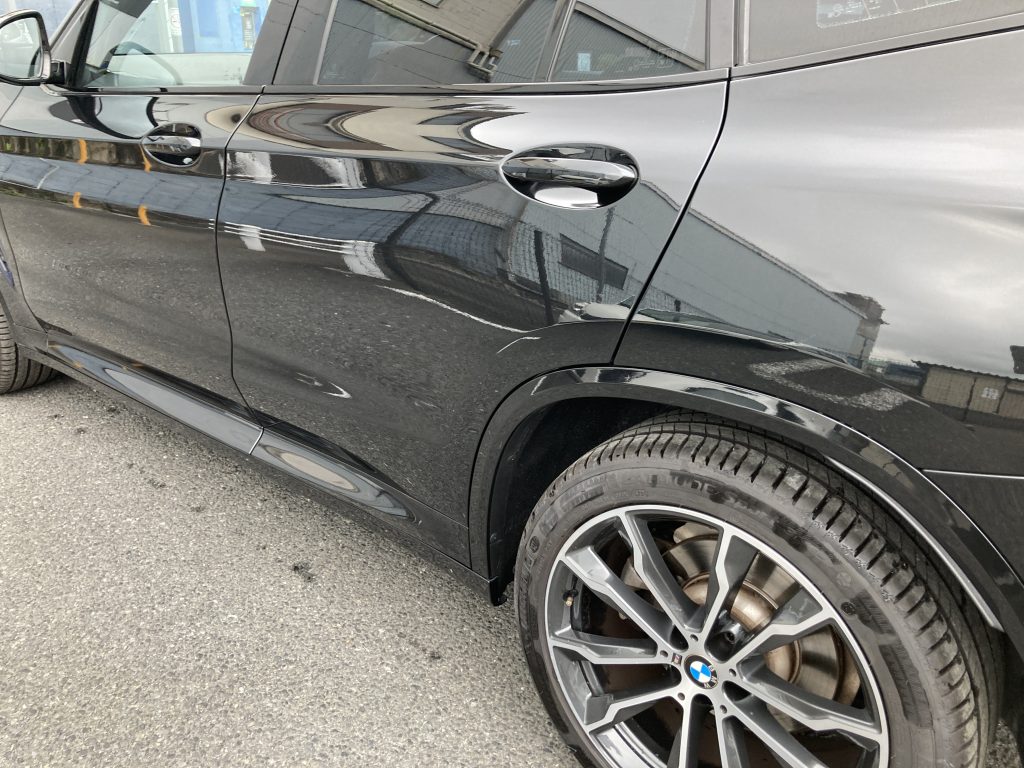 BMW、X3、G01、リアドア、クォーターパネル、アーチモール、キズ、凹み、修理、交換、塗装、