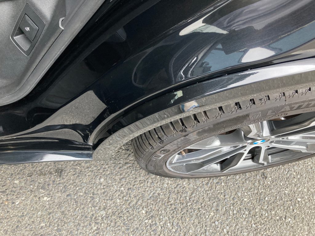 BMW、X3、G01、リアドア、クォーターパネル、アーチモール、キズ、凹み、修理、交換、塗装、