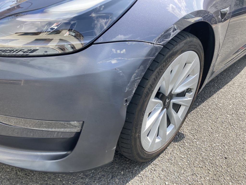 テスラ、モデル3、フロントバンパー、フロントフェンダー、キズ、変形、修理、交換、塗装、