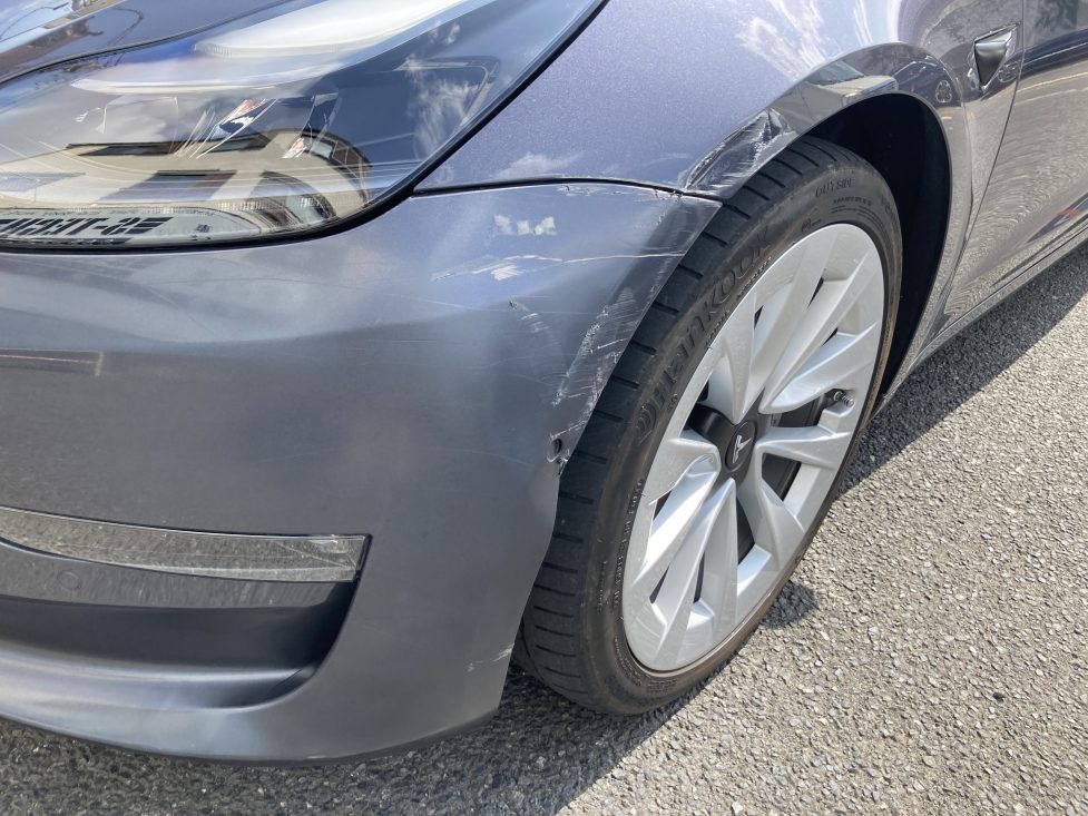 テスラ、モデル3、フロントバンパー、フロントフェンダー、キズ、変形、修理、交換、塗装、