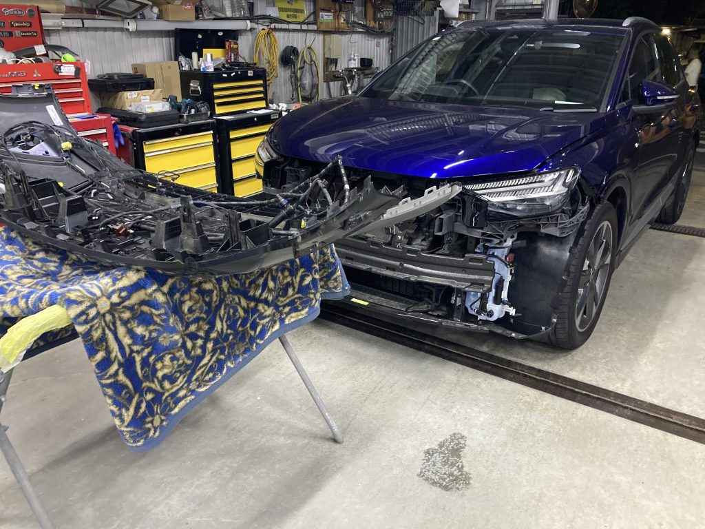 アウディ、Q4、フロントバンパー、フロントスポイラー、キズ、変形、修理、交換、塗装、