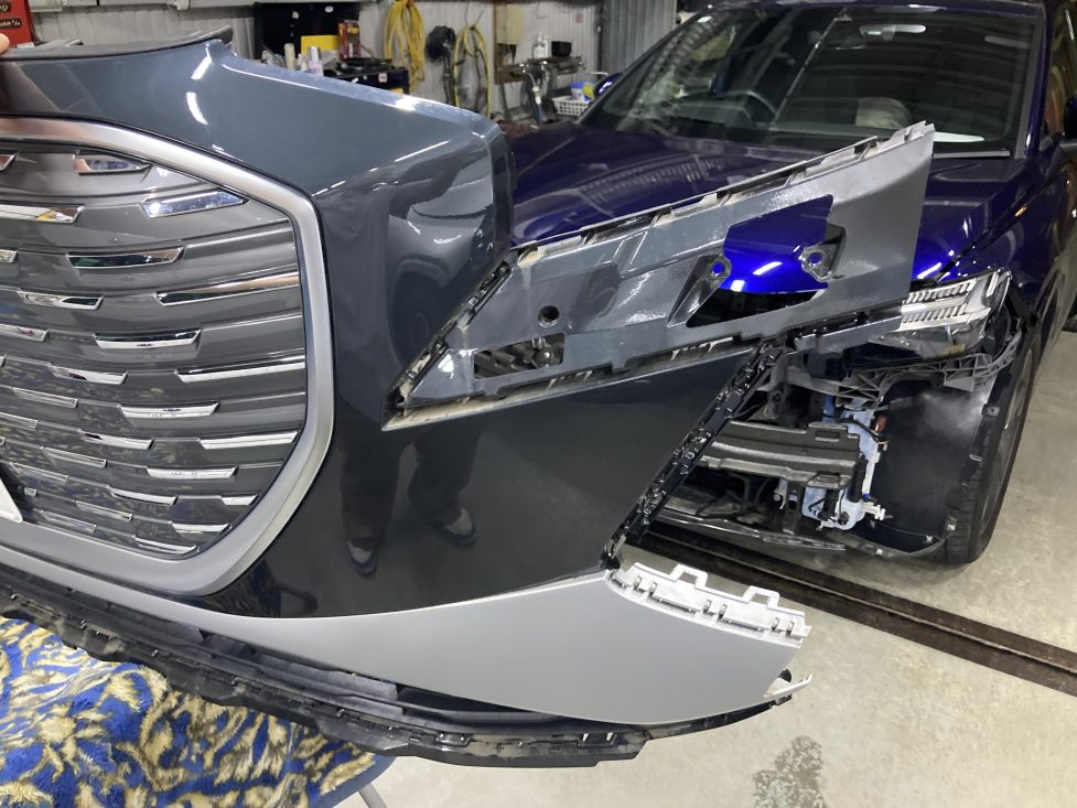 アウディ、Q4、フロントバンパー、フロントスポイラー、キズ、変形、修理、交換、塗装、