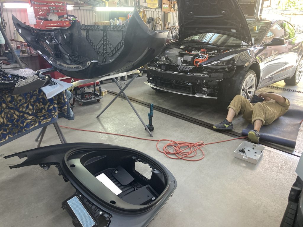 テスラ、モデル3、フロントバンパー、フロントフェンダー、キズ、変形、修理、交換、塗装、