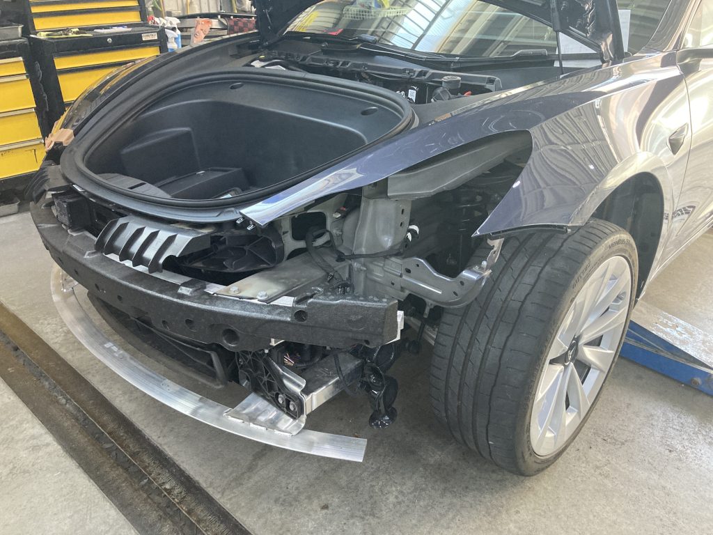 テスラ、モデル3、フロントバンパー、フロントフェンダー、キズ、変形、修理、交換、塗装、