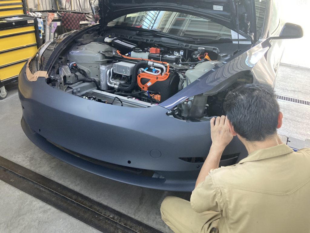 テスラ、モデル3、フロントバンパー、フロントフェンダー、キズ、変形、修理、交換、塗装、