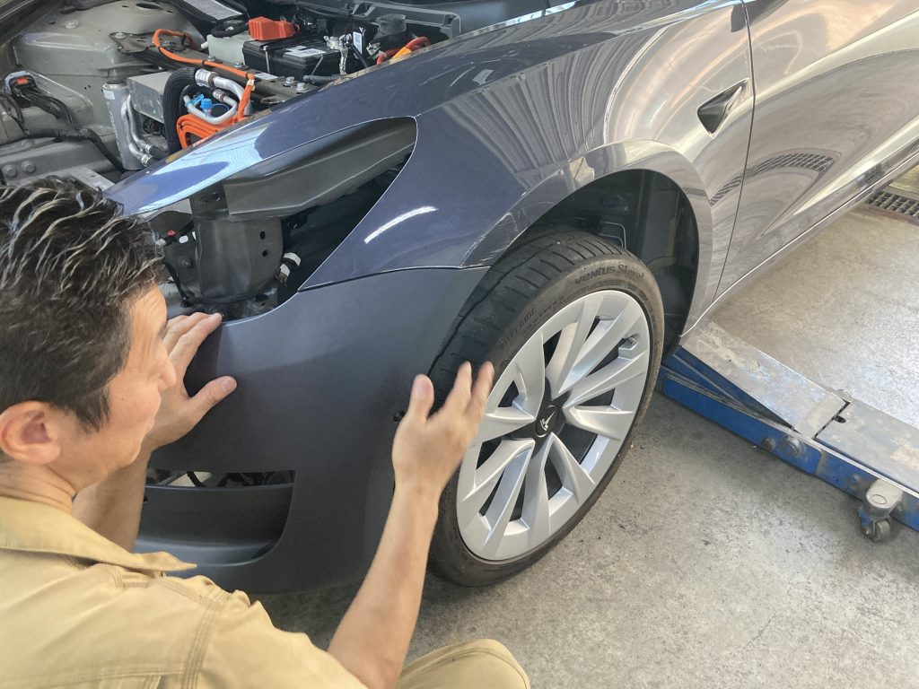 テスラ、モデル3、フロントバンパー、フロントフェンダー、キズ、変形、修理、交換、塗装、