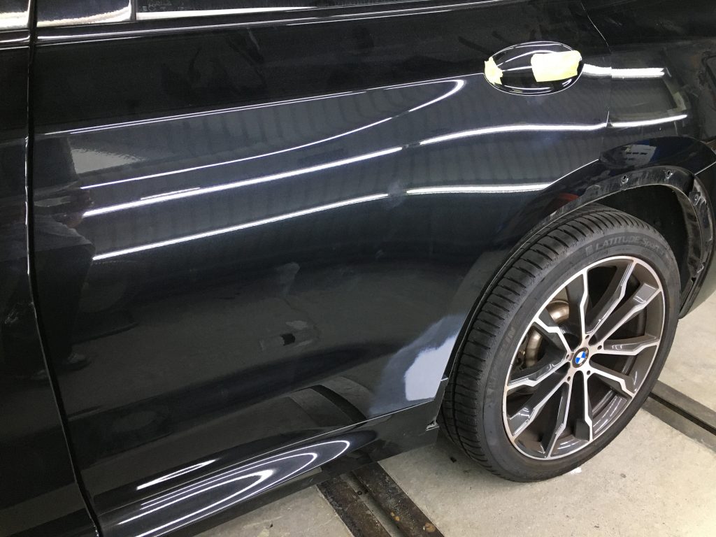 BMW、X3、G01、リアドア、クォーターパネル、アーチモール、キズ、凹み、修理、交換、塗装、