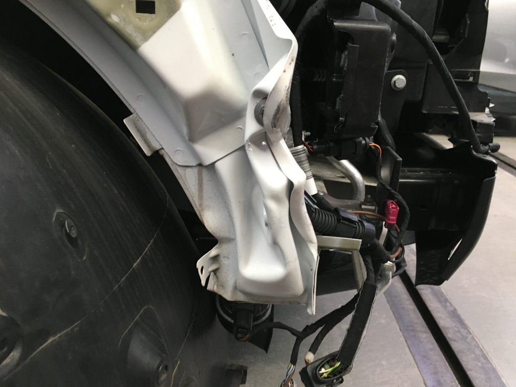 フォルクスワーゲン、T6、フロントバンパー、フロントフェンダー、フロントサポート、ヘッドライト、キズ、凹み、交換、塗装、