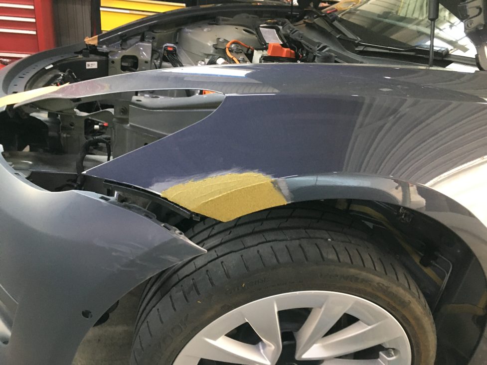 テスラ、モデル3、フロントバンパー、フロントフェンダー、キズ、変形、修理、交換、塗装、