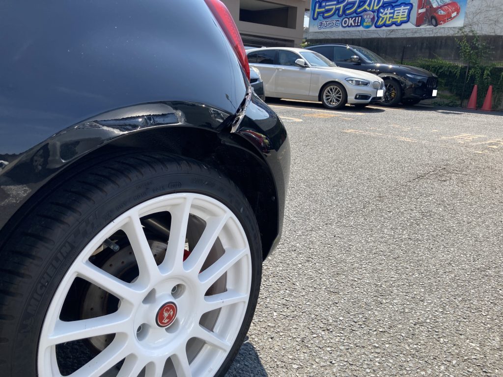 フィアット、アバルト695、クォーターパネル、リアバンパー、アルミホイール、キズ、変形、修理、交換、塗装、