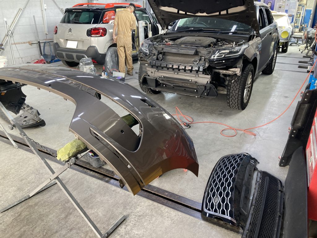 ランドローバー、ベラール、フロントドア、リアドア、クォーターパネル、キズ、凹み、修理、交換、塗装、