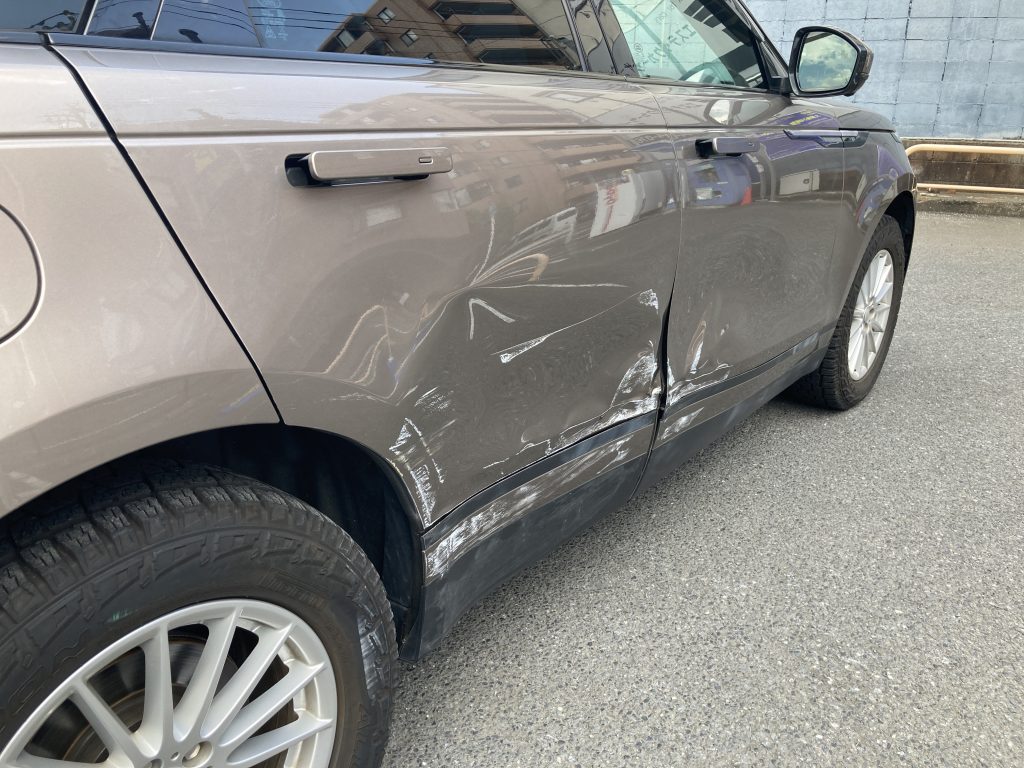 ランドローバー、ヴェラール、フロントドア、リアドア、クォーターパネル、キズ、凹み、修理、交換、塗装、