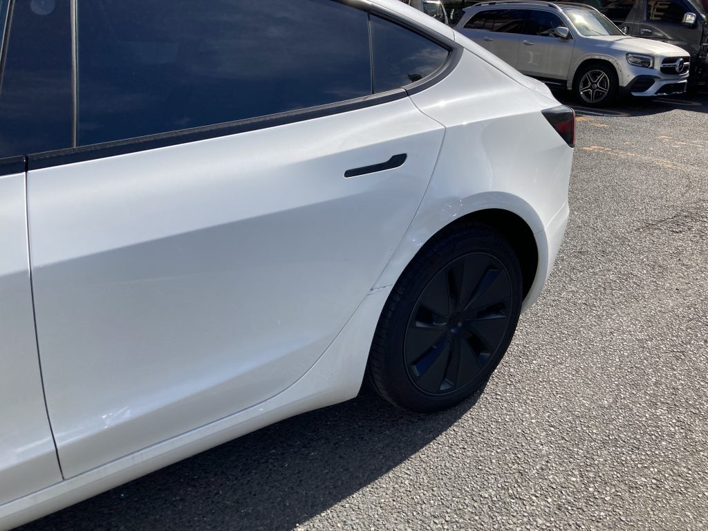 テスラ、モデル3、リアドア、クォーターパネル、キズ、凹み、修理、塗装、