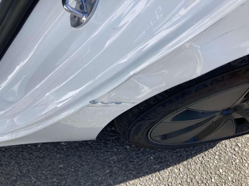 テスラ、モデル3、リアドア、クォーターパネル、キズ、凹み、修理、塗装、