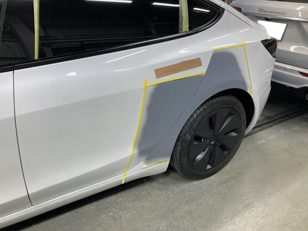 テスラ、モデル3、リアドア、クォーターパネル、キズ、凹み、修理、塗装、