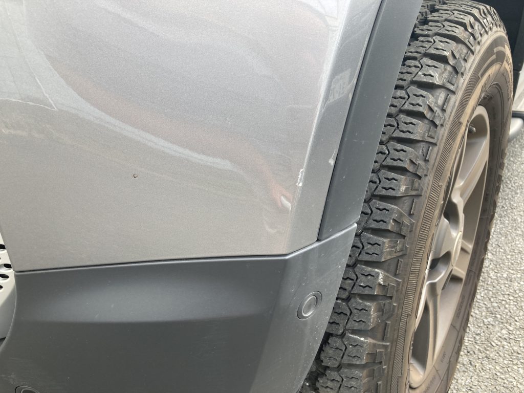 ランドローバー、ディフェンダー、左右フロントフェンダー、アーチモール、キズ、凹み、修理、交換、塗装、