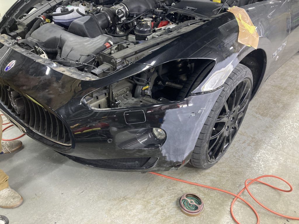 マセラティ、グランカブリオ、フロントバンパー、フロントフェンダー、キズ、凹み、変形、修理、塗装、