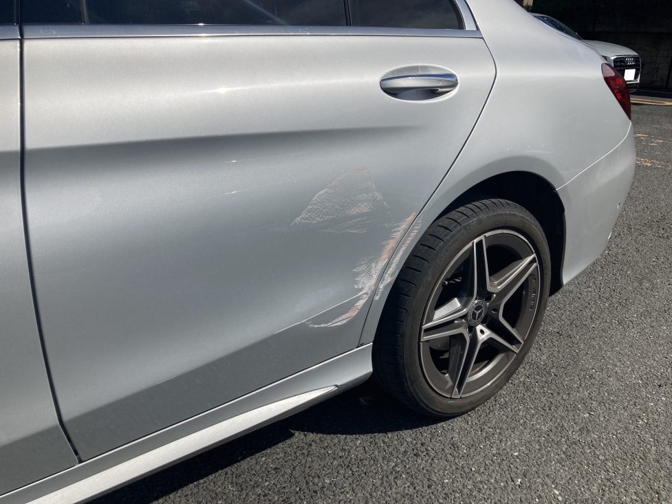 メルセデスベンツ、W205、Cクラス、リアドア、クォーターパネル、キズ、凹み、修理、塗装、アルミパネル、