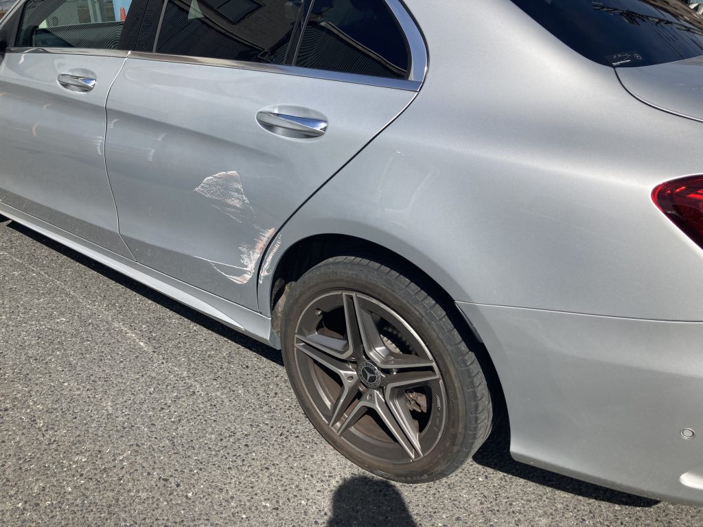 メルセデスベンツ、W205、Cクラス、リアドア、クォーターパネル、キズ、凹み、修理、塗装、アルミパネル、