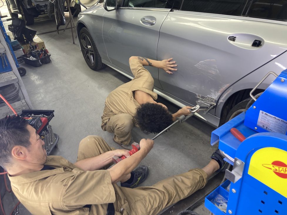 メルセデスベンツ、W205、Cクラス、リアドア、クォーターパネル、キズ、凹み、修理、塗装、アルミパネル、