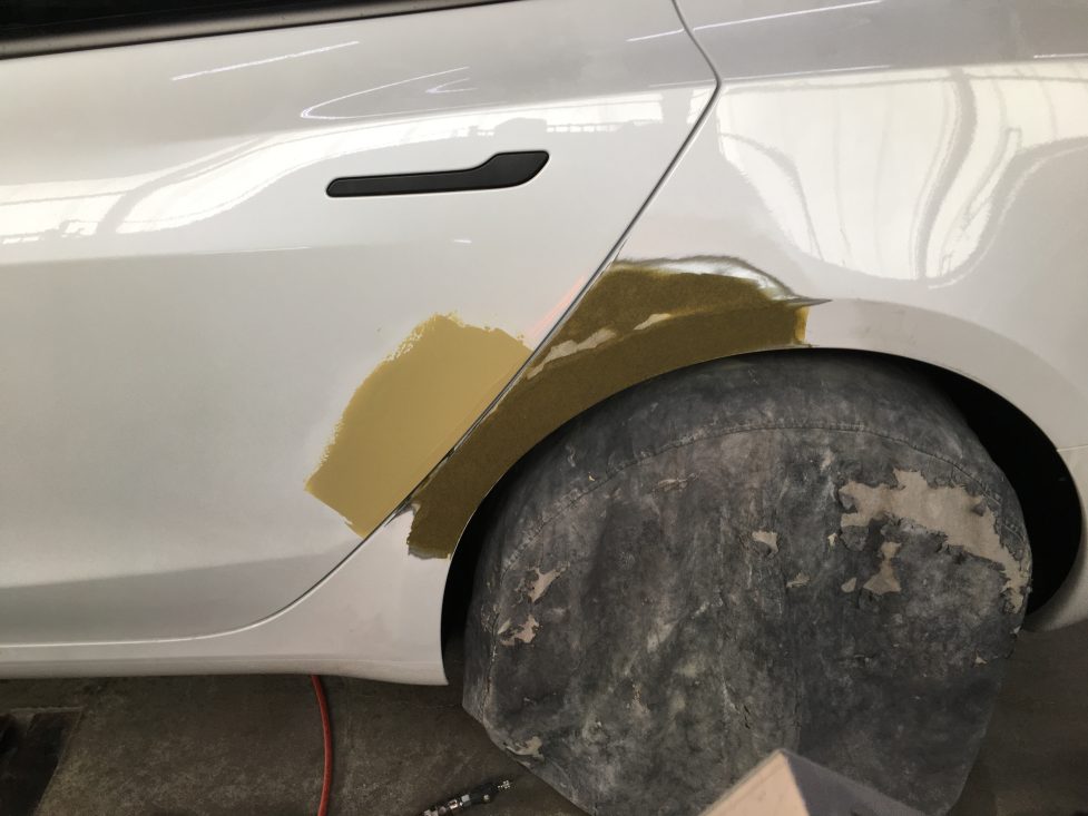テスラ、モデル3、リアドア、クォーターパネル、キズ、凹み、修理、塗装、