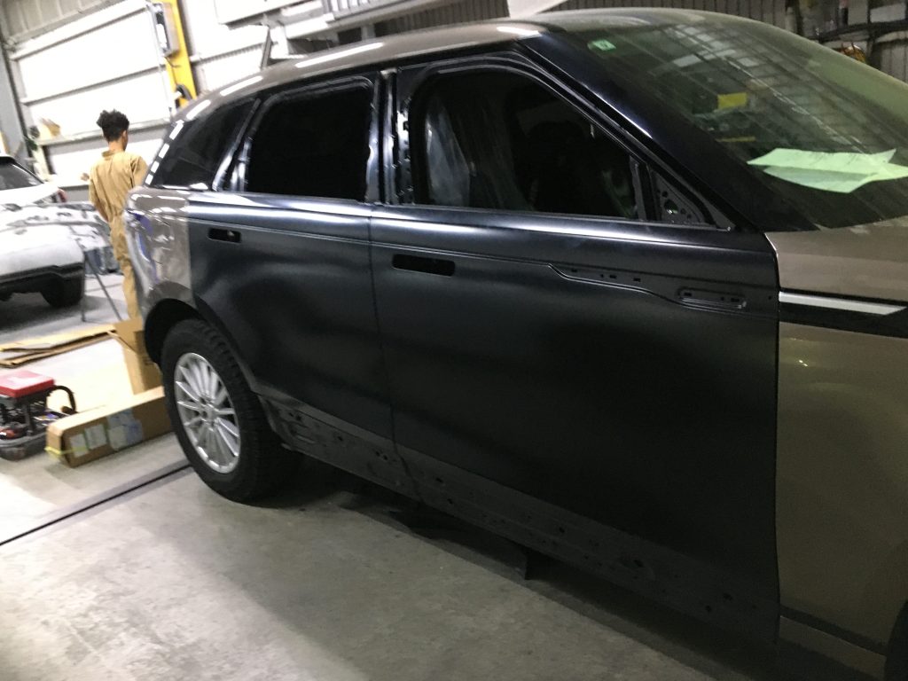 ランドローバー、ヴェラール、フロントドア、リアドア、クォーターパネル、キズ、凹み、修理、交換、塗装、